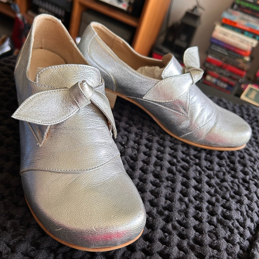 Ari Kilav Silver loafers. W8. / 38